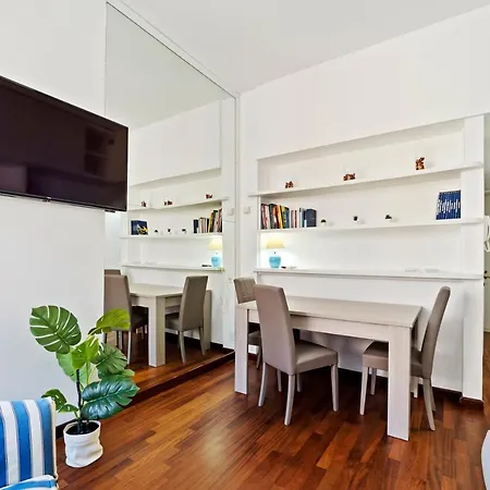 Apartment Rentopolis Piazza San Marco 1 Milan